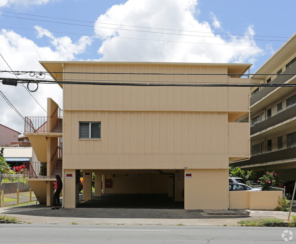 Building Photo - 1007 Kapahulu Ave