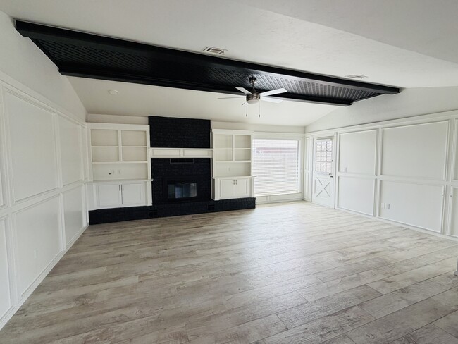 Building Photo - 1204 NE 6th St