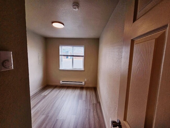 Building Photo - Newly Remodeled Two Bed One Bath Unit in t...