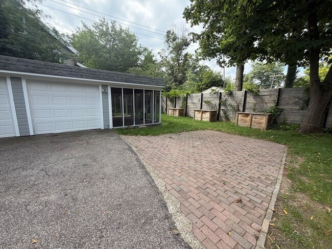 Foto del edificio - 13048 Cedar Rd