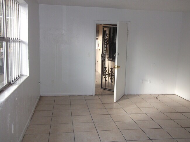 Foto del edificio - 924 NW 29th St