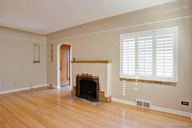 Foto del edificio - Two Bedroom Brick Tudor in Park Hill!