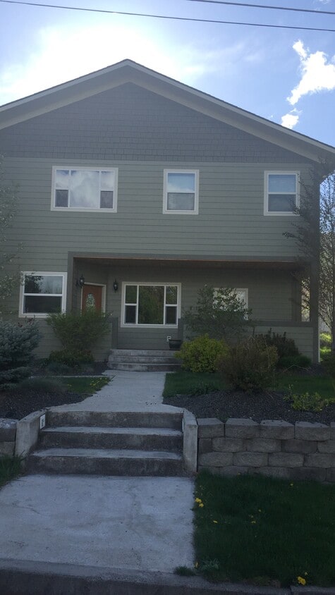 Primary Photo - 1408 Oak St