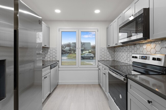 Building Photo - Beautiful fully renovated 5 bed 2 bath House with a sun room and large yard