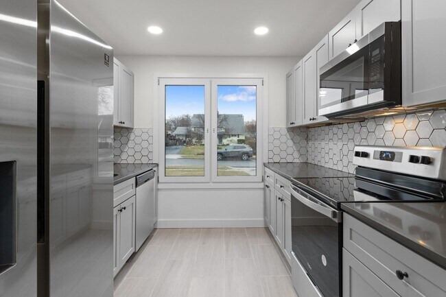 Foto del edificio - Beautiful fully renovated 5 bed 2 bath House with a sun room and large yard
