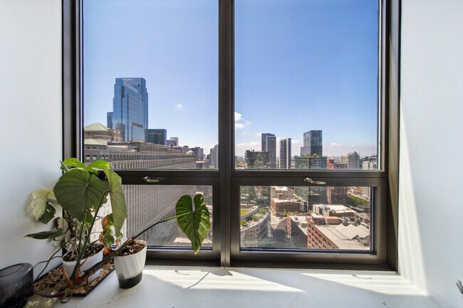Building Photo - 400 N La Salle Dr