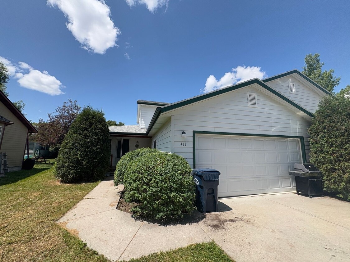 Primary Photo - Classic 3 Bedroom 2 Bath Home with Attache...