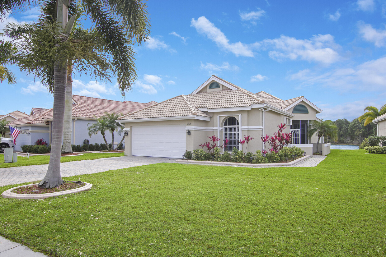 Foto principal - 834 SW Lake Charles Cir