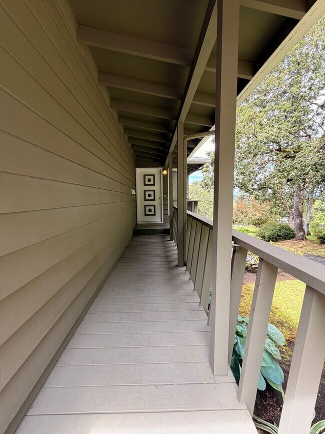 Building Photo - 2-Bedroom 1 1/2- bathroom Townhouse style duplex.