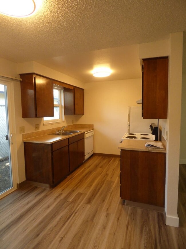 Building Photo - 1160-1180 18th St SE Salem, OR 97302
