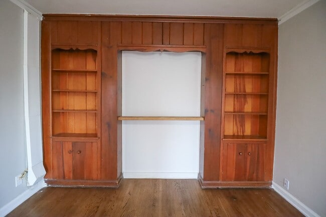 Building Photo - Section 8 Welcome! 2/1 Ready for Immediate Move In!!