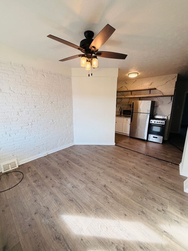 Building Photo - One Bedroom on Quiet Street w/ Parking