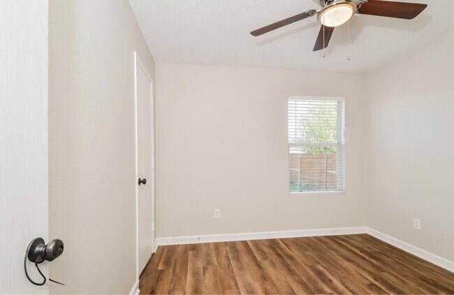 Foto del edificio - 2604 Mitchell Ln