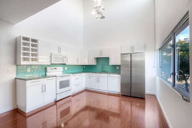 Foto del edificio - Little Italy Modern Townhome, 2 En Suite Bedrooms on Separate Levels, Private Roof Deck with Suns...