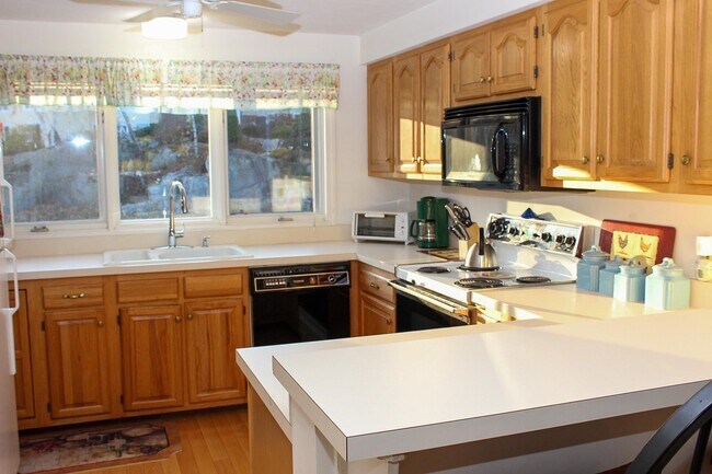 Building Photo - 4 Rocky Point Ln