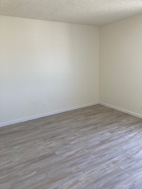 Building Photo - 923 Tamarack Ln