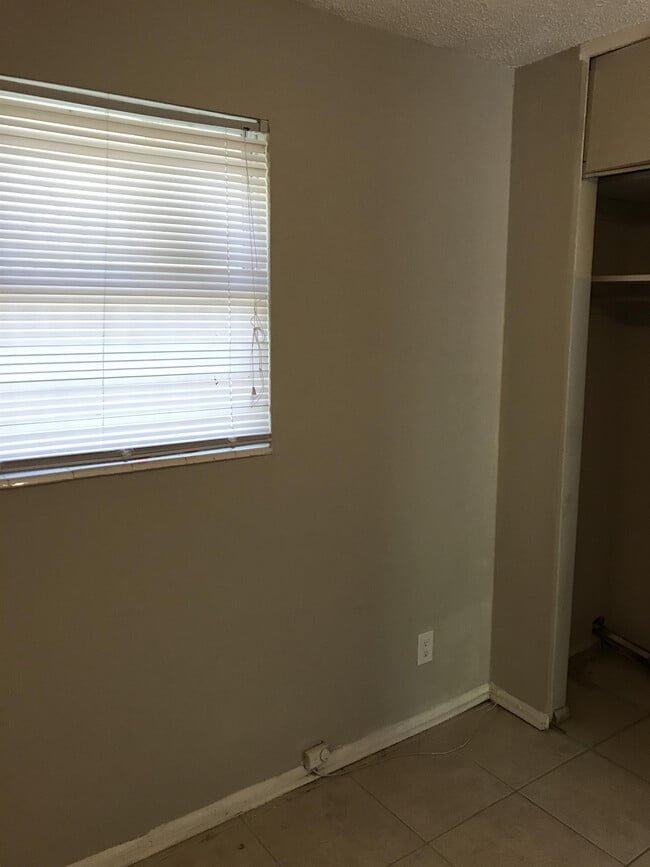 Building Photo - 2524 Red Robin Dr