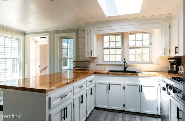 Building Photo - 5 br, 3 bath House - 49 Western Ave