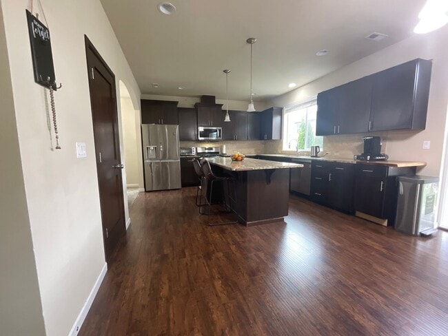 Building Photo - Spacious 4 bedroom Home