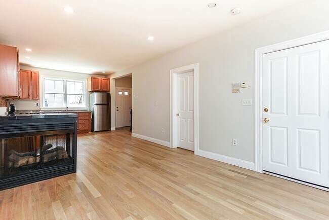 Building Photo - 665 E 5th St