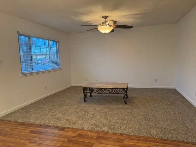 Building Photo - Nicely updated Mequon Condo