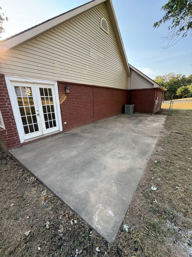 Foto del edificio - Nice 3 Bed, 2 Bath, 2 car garage. House To...