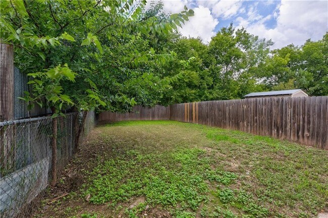 Foto del edificio - 1006 Fiesta St