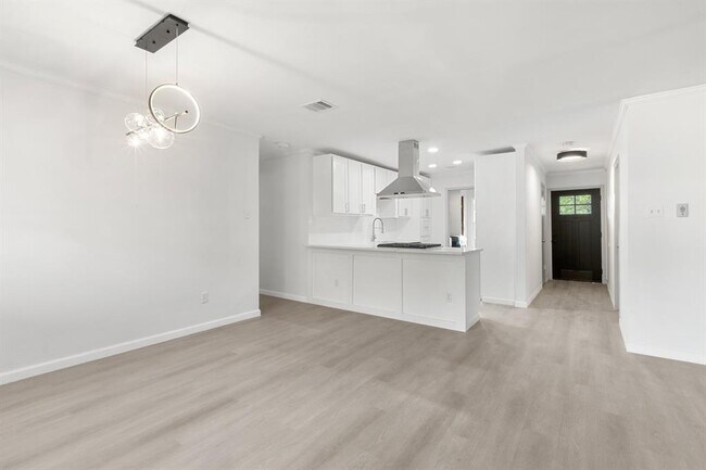Foto del edificio - 7707 Whitsun Dr