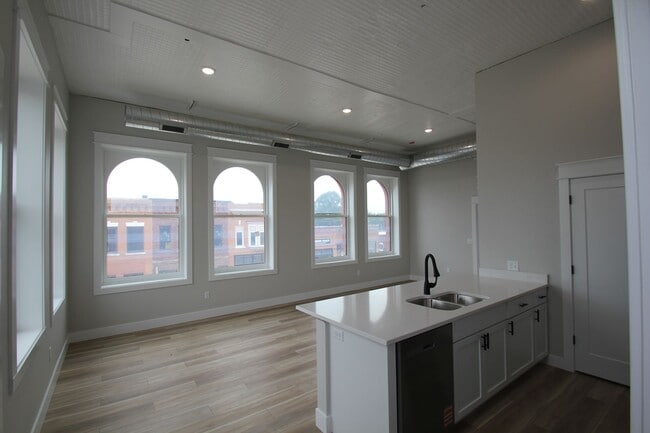 Building Photo - Beautifully remodeled 2 Bed + office apart...