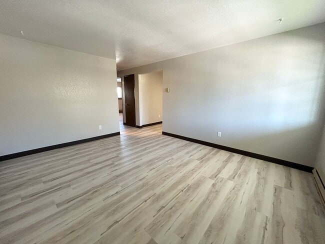 Building Photo - 7th