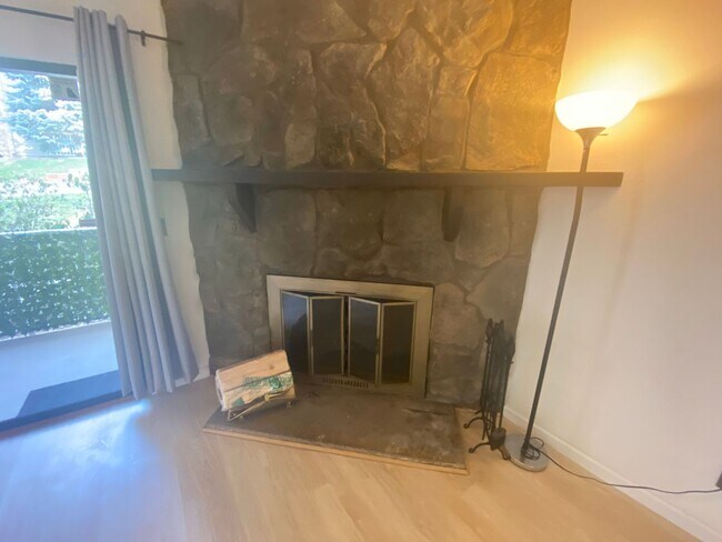 Foto del edificio - Beautiful 1 Bedroom Condo Across from Buck...