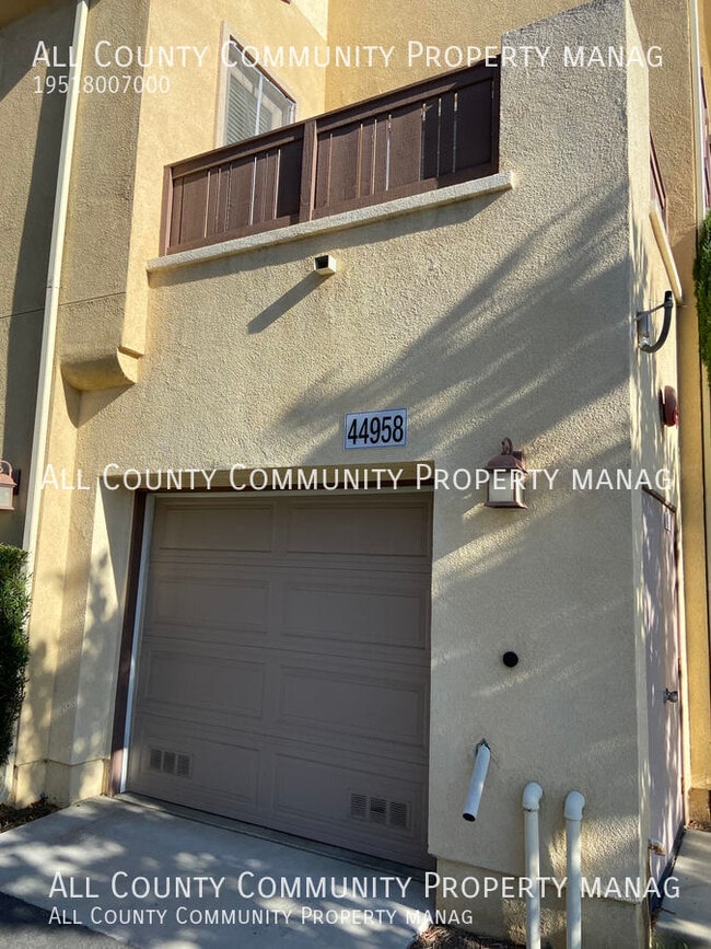 Building Photo - 3 Bedroom 2.5 Bathroom Tri Level Townhome ...