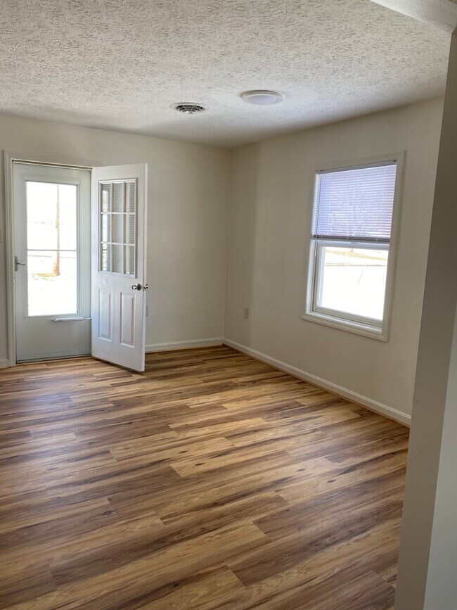 Foto del edificio - 12681 Back Creek Valley Rd