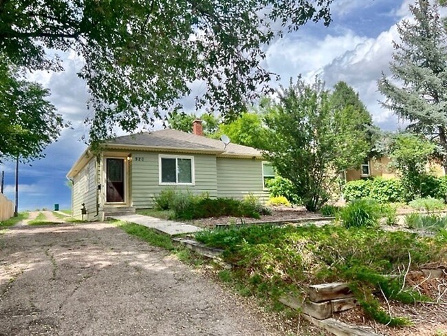 Building Photo - ADORABLE TWO BED IN HILLSIDE NEIGHBORHOOD!