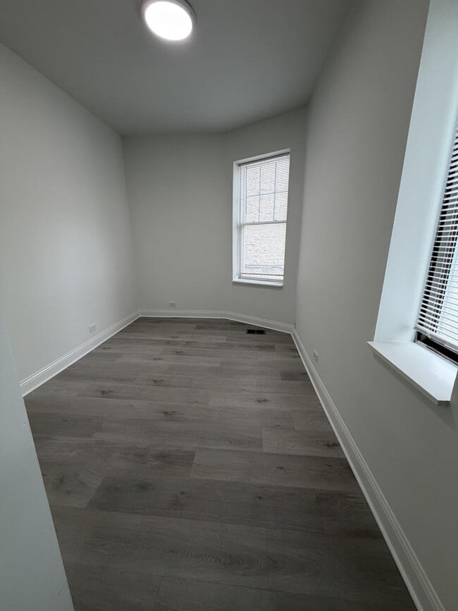 Building Photo - 4832 N Winthrop Ave