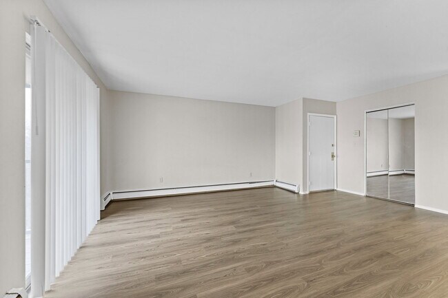 Foto del edificio - 23700 W Warren Ave