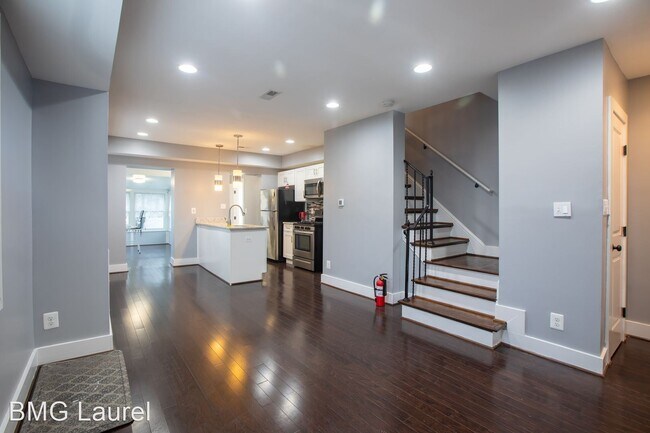 Building Photo - 2 br, 2.5 bath House - 3363 Clay St NE