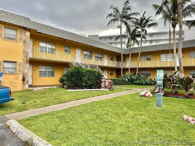 Building Photo - 240 Croton Ave