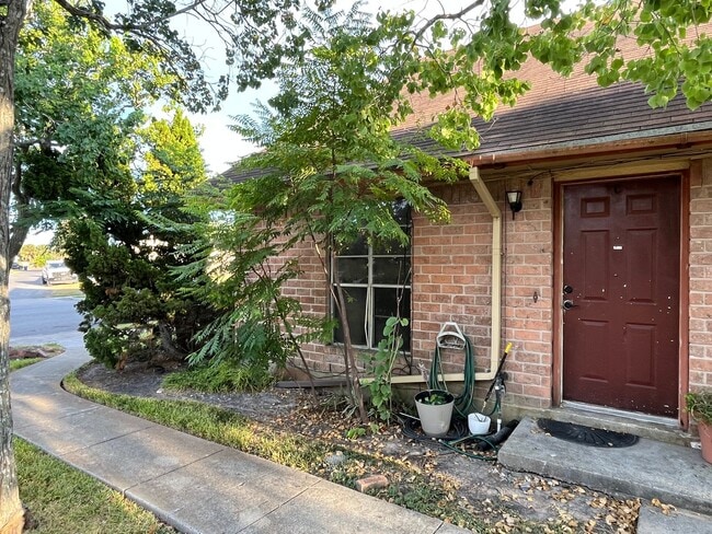 Building Photo - ONE BEDROOM LOFT TOWNHOME ON THE SOUTH SIDE!!