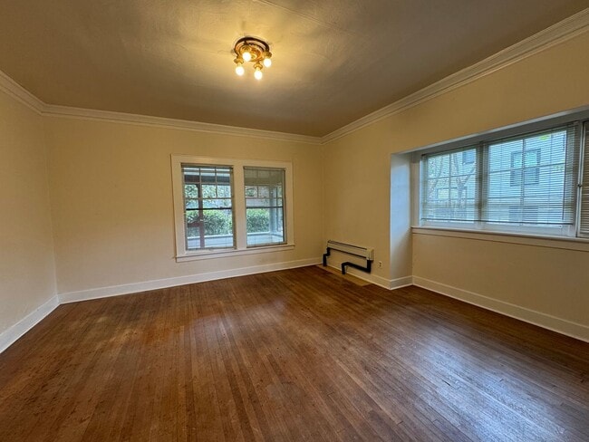 Building Photo - 2 Bedroom Unit in the the old Beta Theta Pi Fraternity House near UofO Campus