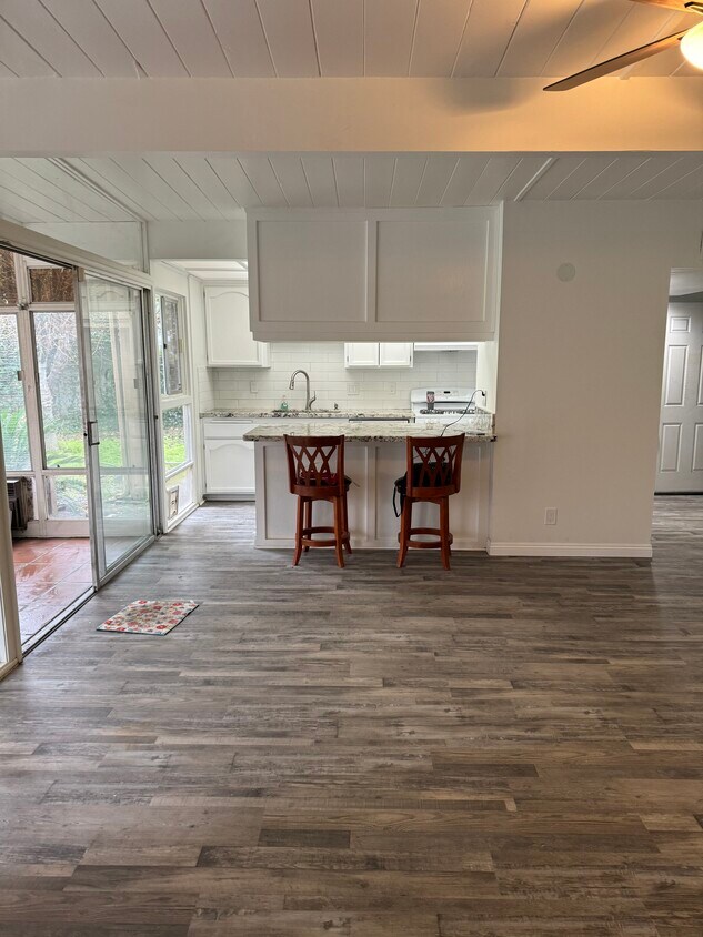 Foto del edificio - 2185 W Nicolet St