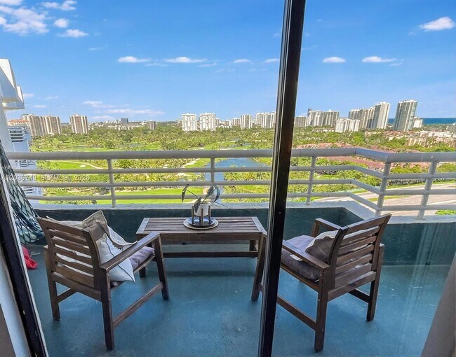 Foto del edificio - 3300 NE 192 St