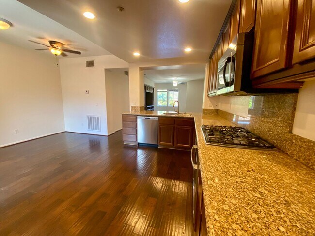 Building Photo - Beautiful Upgraded 3br 3.5 baths 2 car Gar...