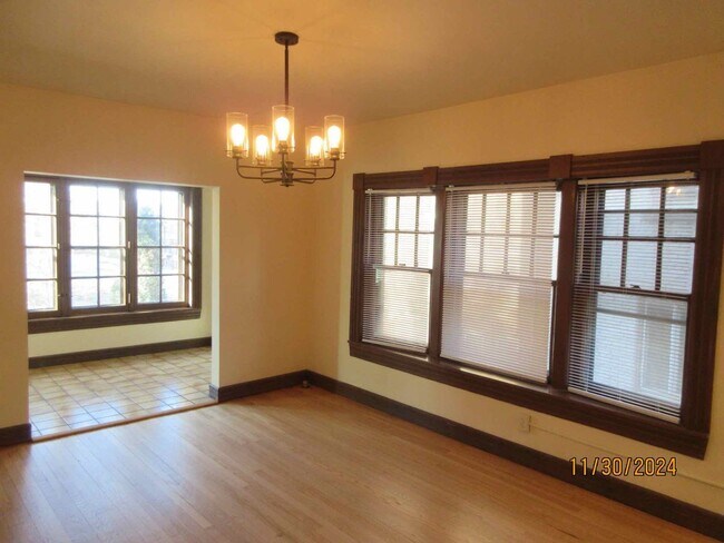 Foto del edificio - Available June 2026 huge, sunny light filled 3 Bedroom 2 Full Bath apartment with Free Heat