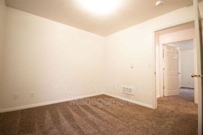 Building Photo - 3560 Deloy Dr