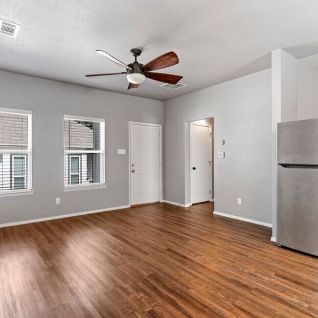 Building Photo - 427 Jannie St