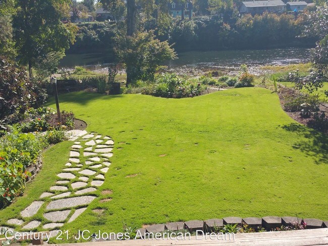 Foto del edificio - 3 br, 2 bath House - 1415 SE Rogue Dr.