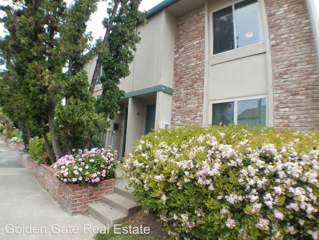 Building Photo - 2 br, 1.5 bath House - 3505-E Northwood Drive