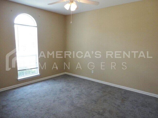Building Photo - Beautiful Town Home for Rent in Calera, AL...
