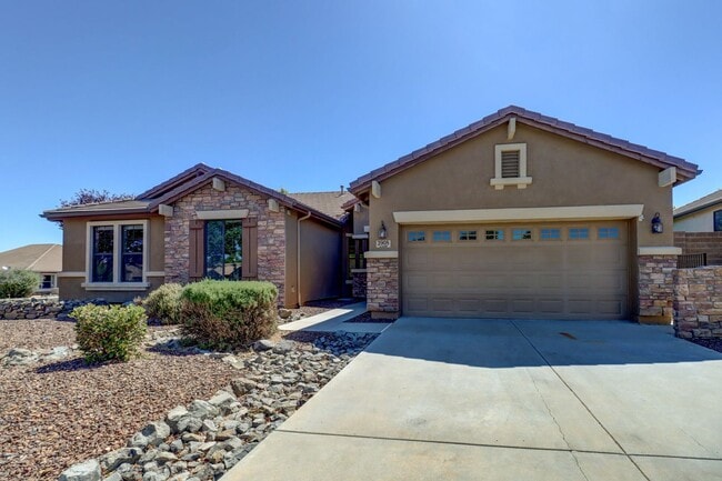 Building Photo - Beautiful 4 bedroom 2 bathroom home in Prescott!